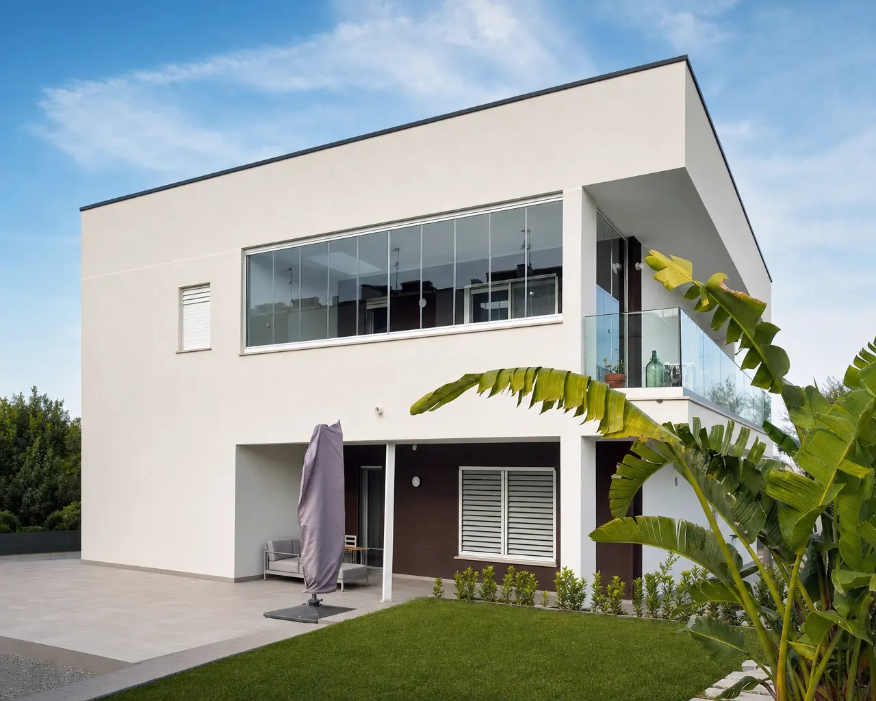 Vetrate panoramiche su villa moderna