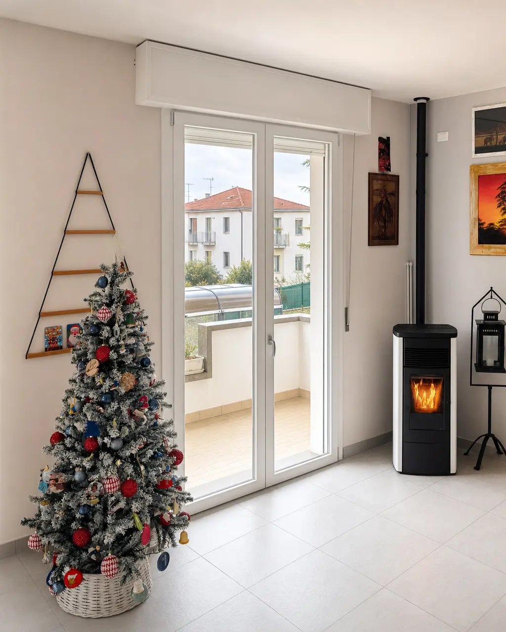 Portafinestra in PVC bianco che affaccia su un terrazzo