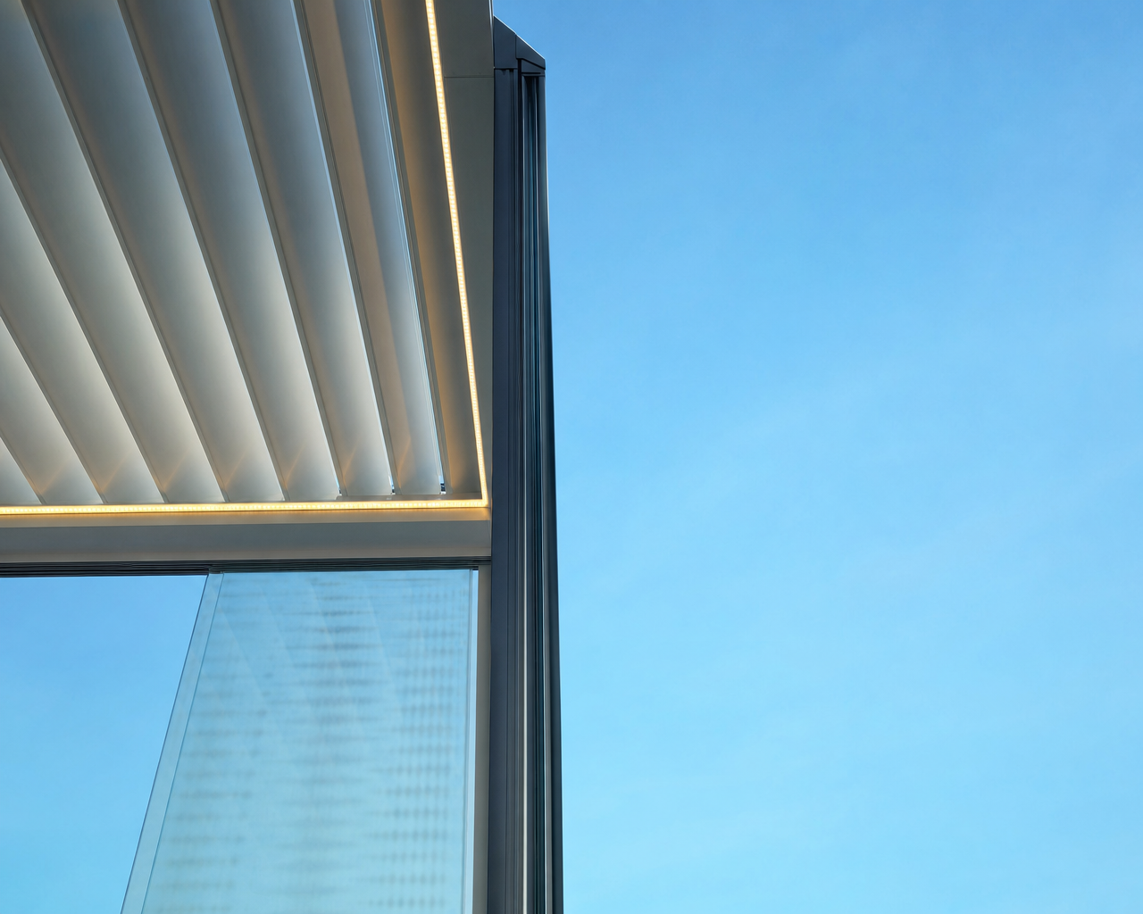 Dettaglio delle lamelle orientabili con luce led integrata contro il cielo